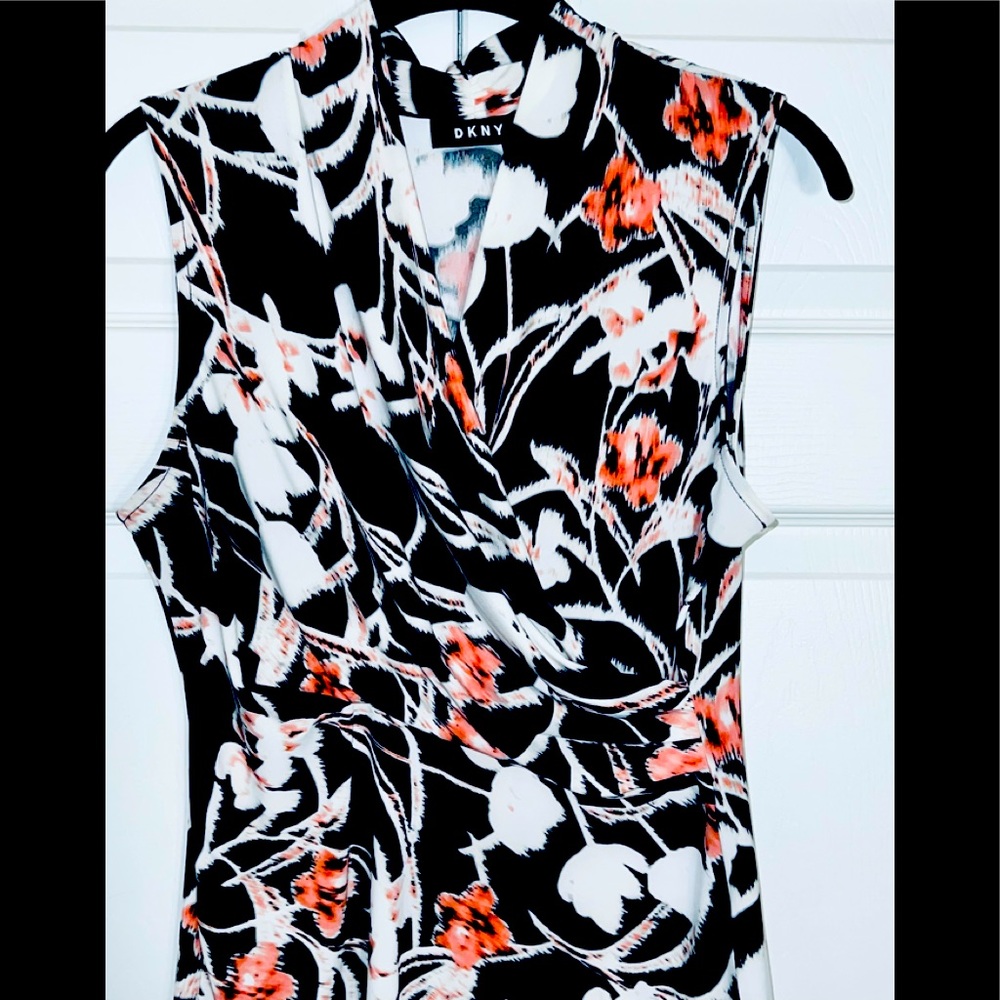 DKNY Ruched at side, V Neck, Medium